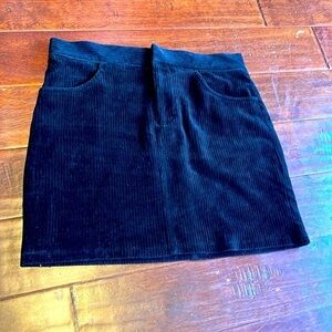 Gianni Bini black corduroy mini skirt with lining size 12 front & back pockets